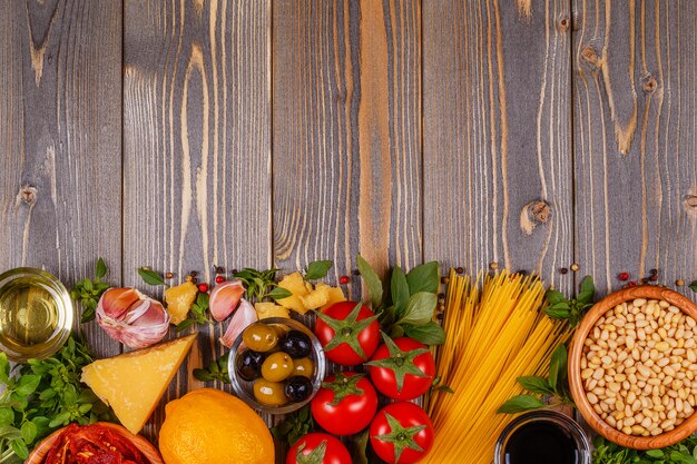 Diverse soorten ingrediënten op een houten tafel