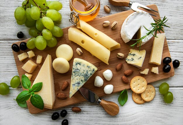 Diverse soorten kaas op een witte houten tafel