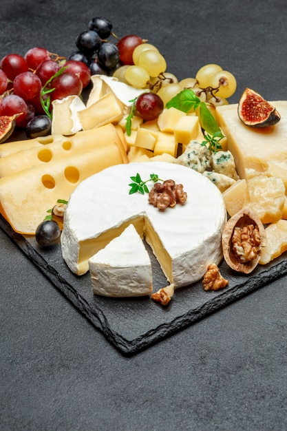 Diverse soorten kaas op stenen serveerplank
