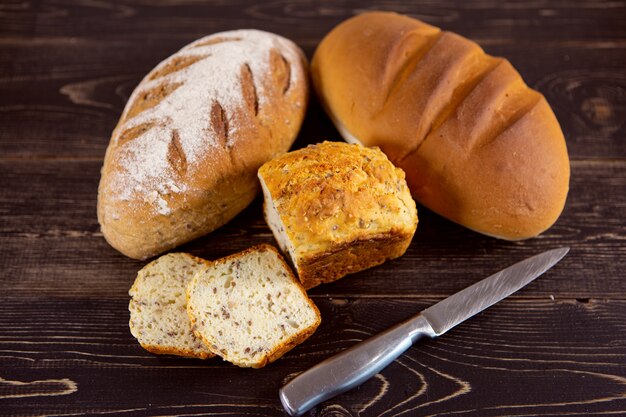 Diverse soorten vers brood op een donkere houten achtergrond