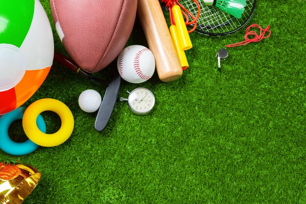 Diverse sport tools op gras