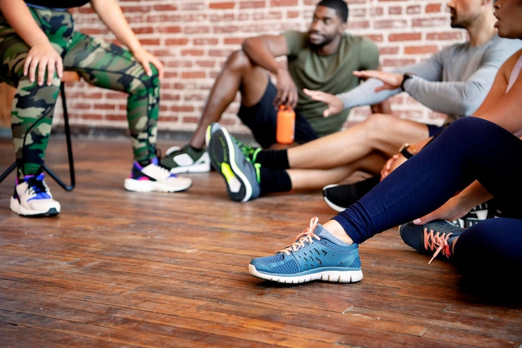 Foto diverse sportieve mensen die uitrusten na een zware training