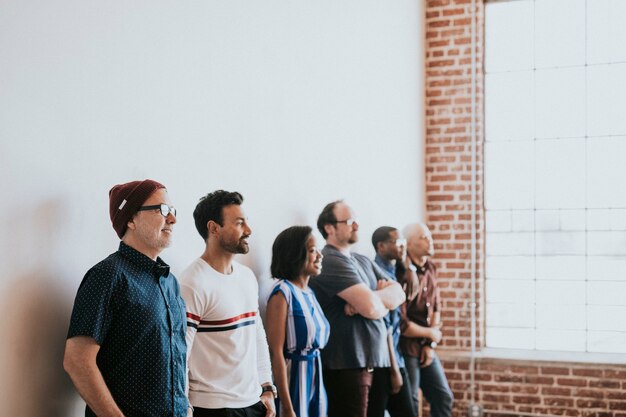 Diverse startende zakenmensen staan op een rol