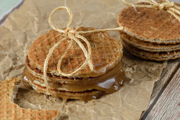 Diverse stroopwafels met lus van sisaltouw en gesmolten glucosestroop.