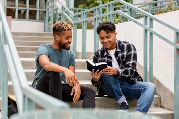 Diverse studenten die samen studeren op de universiteitscampus