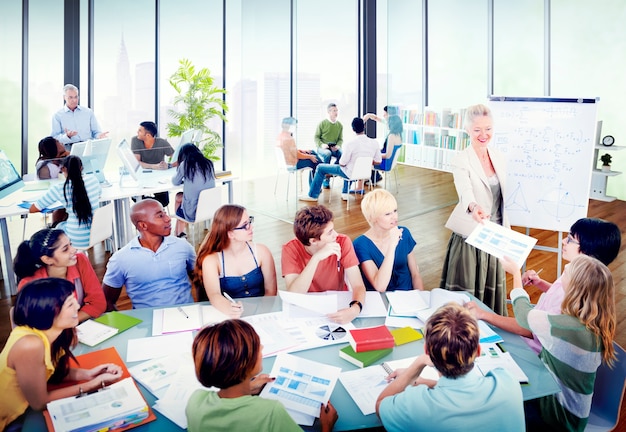 Foto diverse studenten leren van de professor