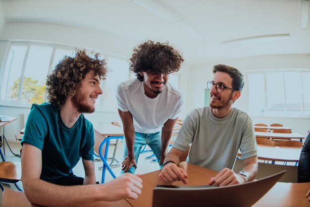 Photo a diverse studetns group including an afro american with an afro hairstyle communicating and engage