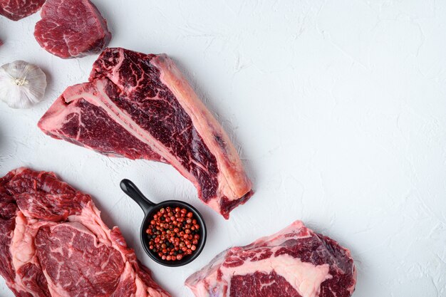 Diverse stukken gemarmerd rundvlees en droge gerijpte steaks