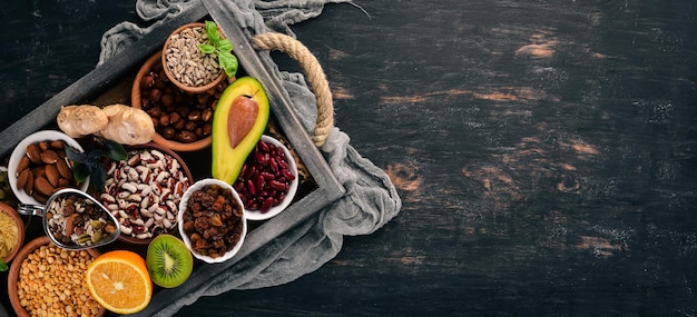 Diverse superfoods In een houten kist Bovenaanzicht Gratis kopieerruimte