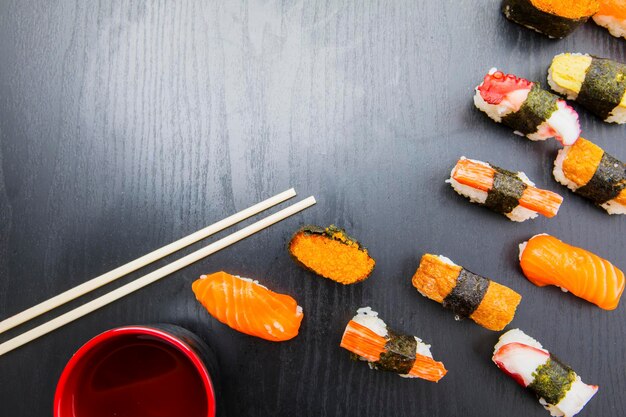 Diverse sushi nigiri met stokjes op tafel