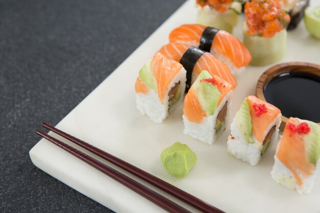 Diverse sushi op dienblad met saus