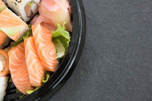 Diverse sushi rolt in schotel