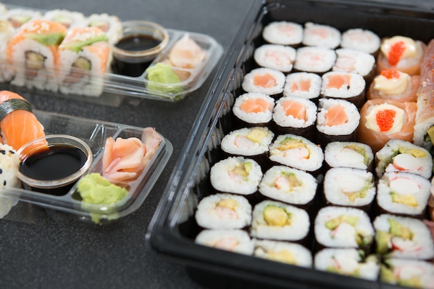 Diverse sushi rolt in schotel