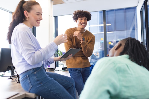 Diverse team bespreken over tablet in een modern kantoor Afro-Amerikaanse man luisteren