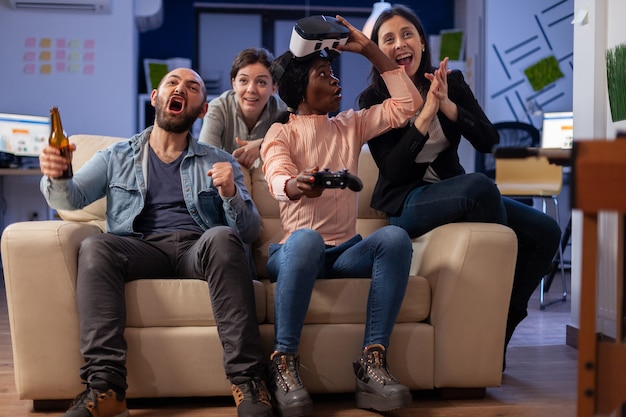 Photo diverse team of colleagues enjoy vr glasses experience