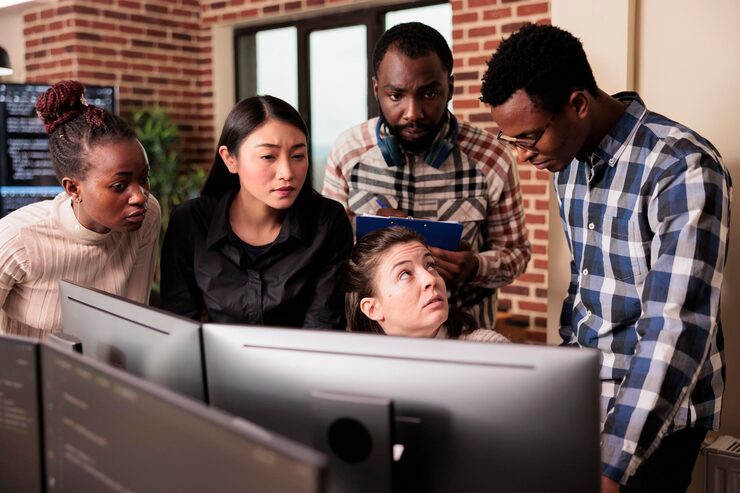 Photo diverse team of system engineers analyzing html script information on computer, parsing source code in it data agency. software developers compiling app language innovating online server algorithms.