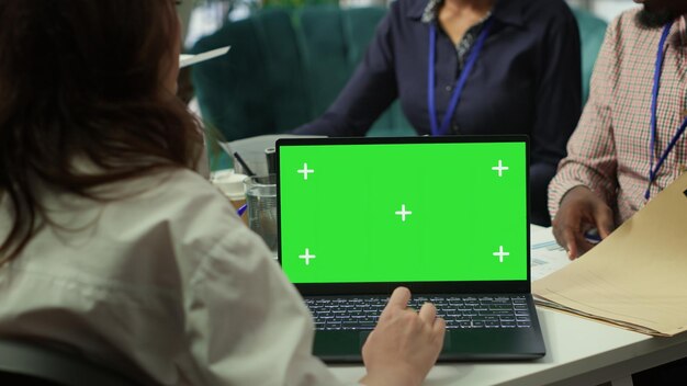 Diverse team van zakenpartners kijken naar mockup chroma sleutel scherm