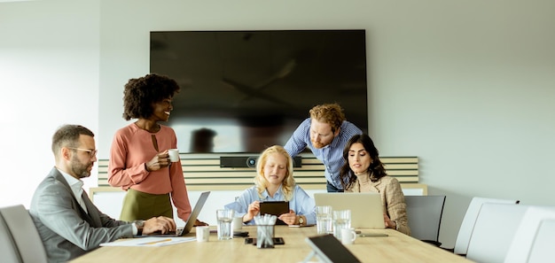 Foto diverse teams die samenwerken tijdens een creatieve kantoorvergadering om de middag