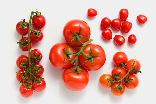 Diverse tomaten op witte achtergrond