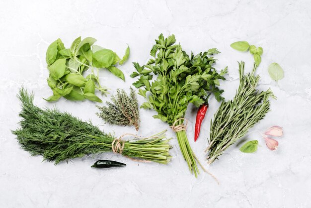 Nauwgezet Onnauwkeurig Bestudeer Diverse tuinkruiden op tafel | Premium Foto