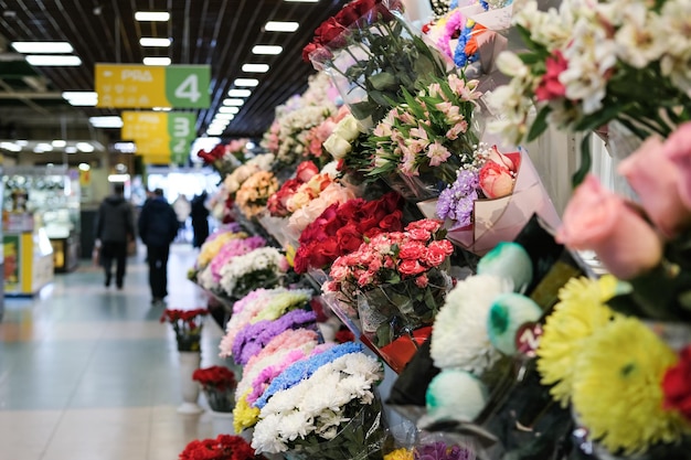 Diverse veelkleurige bloemen te koop op de bloemenmarkt