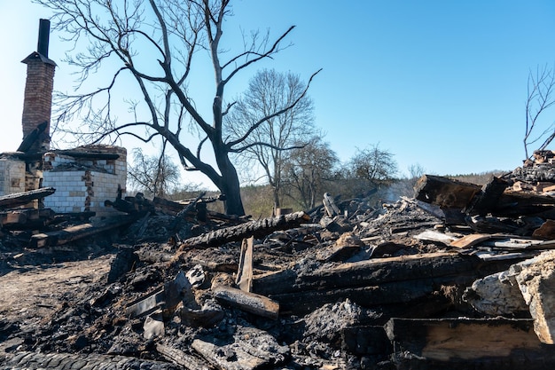 Diverse verbrande spullen na de brand zijn verspreid over de grond Een verwoest woonhuis na geraakt te zijn door een artilleriegranaat Gevolgen van de oorlog in Oekraïne