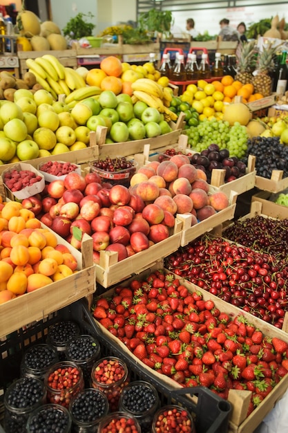 Diverse vers fruit in dozen op de markt