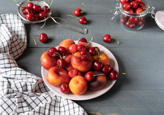 Diverse vers fruit op het bord