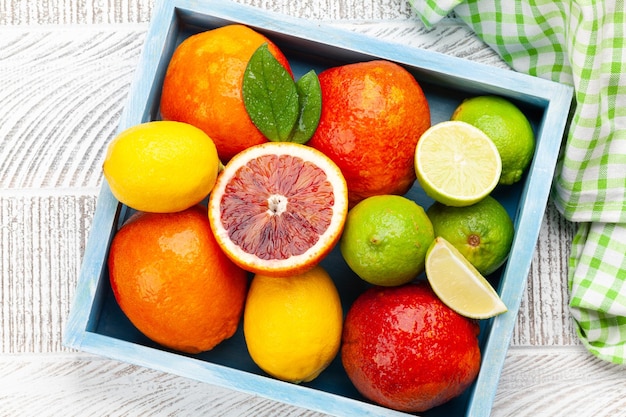 Diverse verse citrusvruchten in houten kist