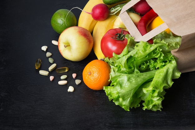 Diverse verse groenten en fruit voor gezond eten op zwart