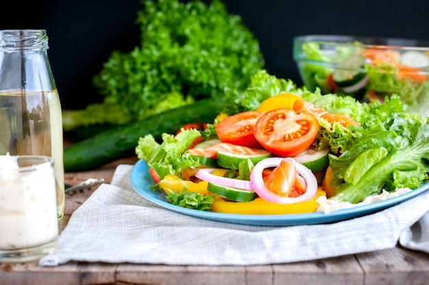 Diverse verse mixsalade met tomaat, komkommer, ui, paprika, gezonde voeding en dieet m