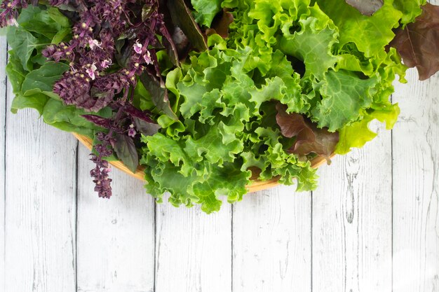 Diverse verse slablaadjes op een lichte houten achtergrond Vegetarisch eten rauwkost Achtergrond voor menu's recepten Bovenaanzicht Plat leggen Kopie Ruimte