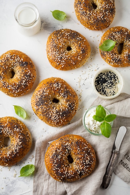 Diverse verse volkoren bagels met maanzaad