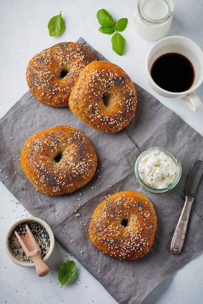 Diverse verse volkoren bagels met maanzaad