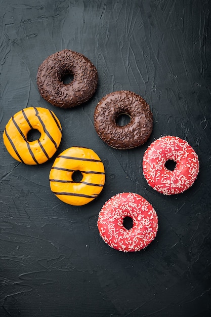 Diverse versierde donuts met kleurrijk glazuur