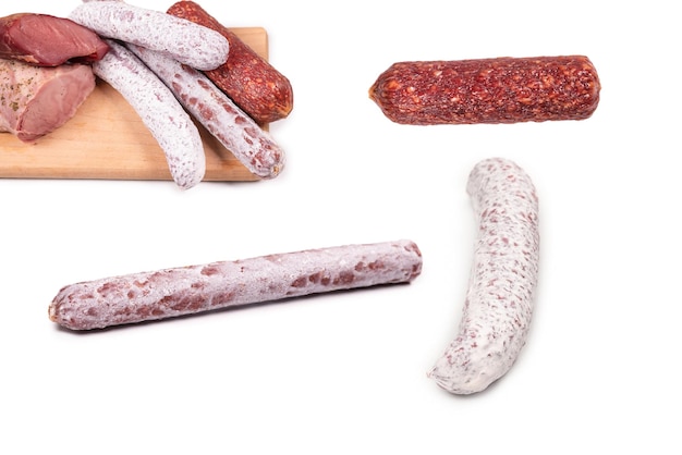 Diverse vlees gerookte vlees worst salami geïsoleerd op een witte achtergrond