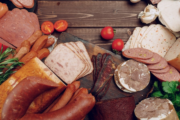 Foto diverse vlees worstjes op een houten bord close-up