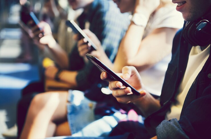 Foto diverse vrienden die hun telefoons gebruiken