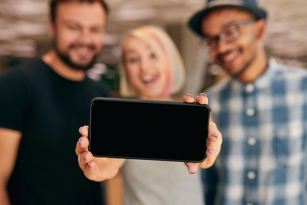 Diverse vrienden die samen een selfie maken