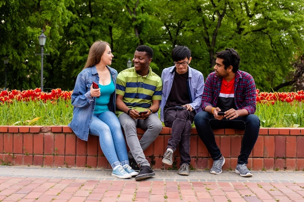 Diverse vrienden luisteren naar jonge man die verhalen vertelt