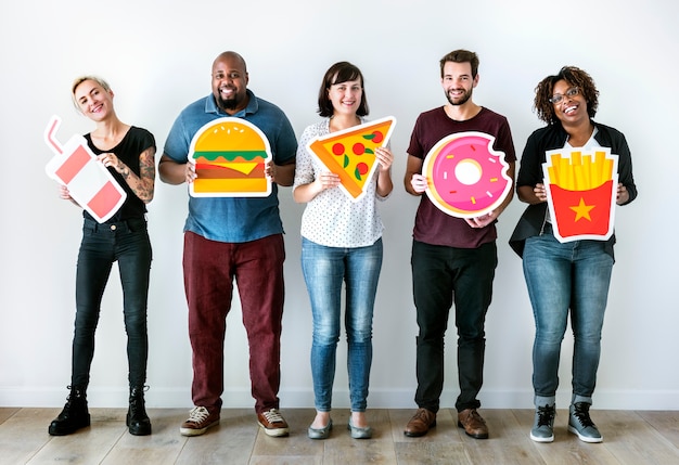 Foto diverse vrienden met voedselpictogrammen