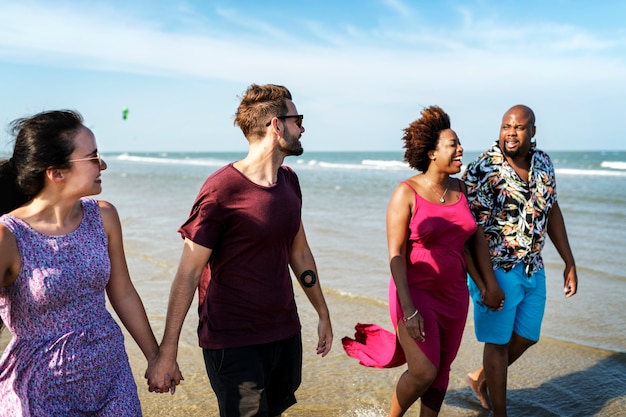 Diverse vrienden plezier op het strand