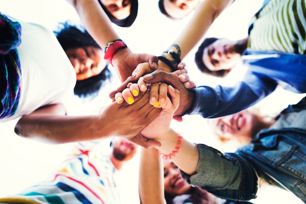 Diverse vrienden / studenten schieten