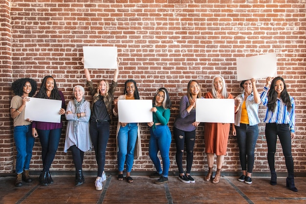 Diverse vrouwen met een leeg bordje