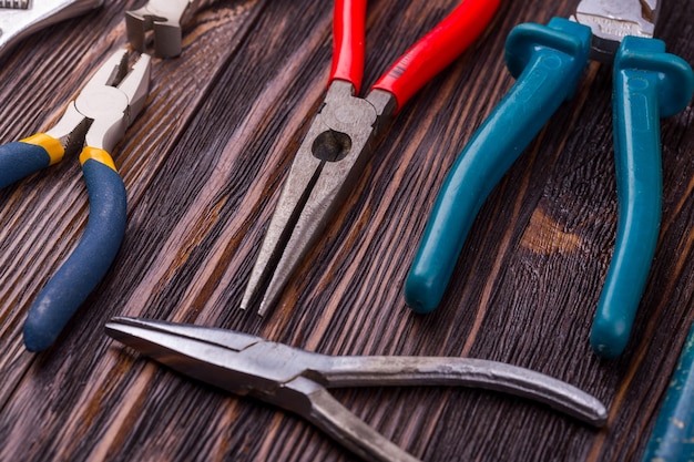 Diverse werkgereedschappen op hout