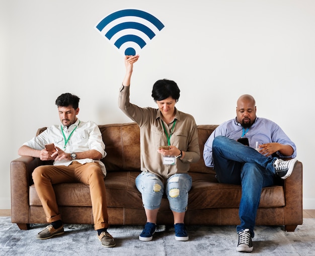 Photo diverse workers working on mobile phone sitting on couch