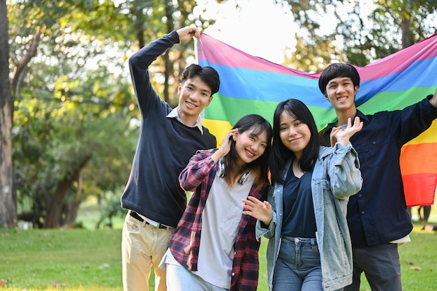 공원 LGBTQ 프라이드에서 LGBT 무지개 깃발을 들고 있는 다양한 젊은 대학생들