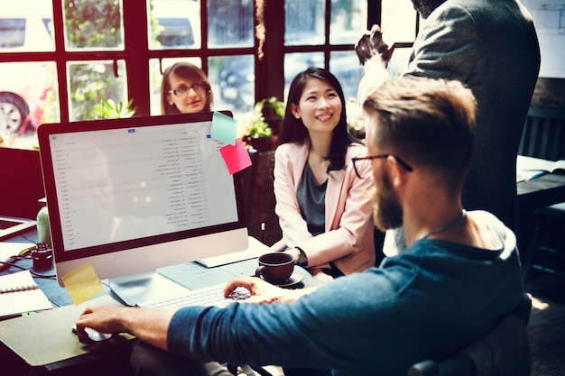 Diverse zakelijke collega's schieten