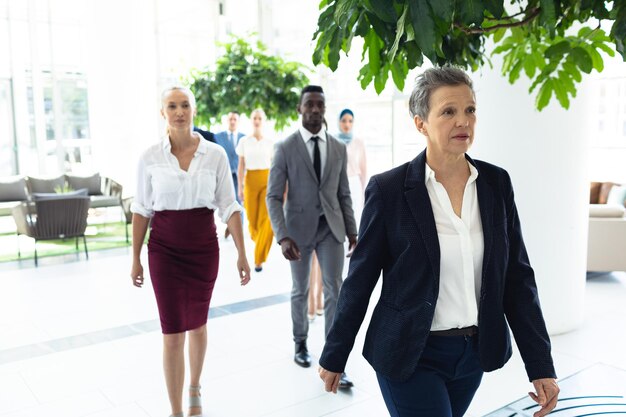 Foto diverse zakenlieden lopen recht vooruit.