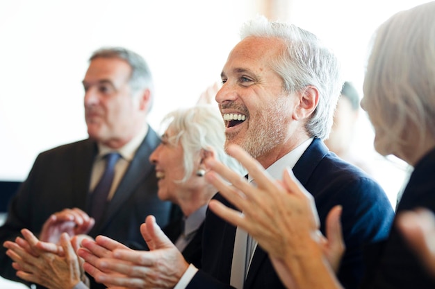 Foto diverse zakenmensen applaudisseren van vreugde